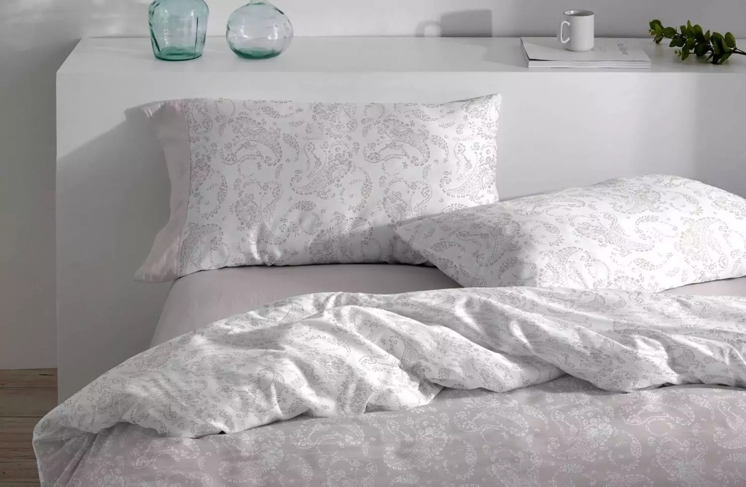Funda de almohada gris de algodón y poliéster clásica para cama de 90 cm.  Compra mínima